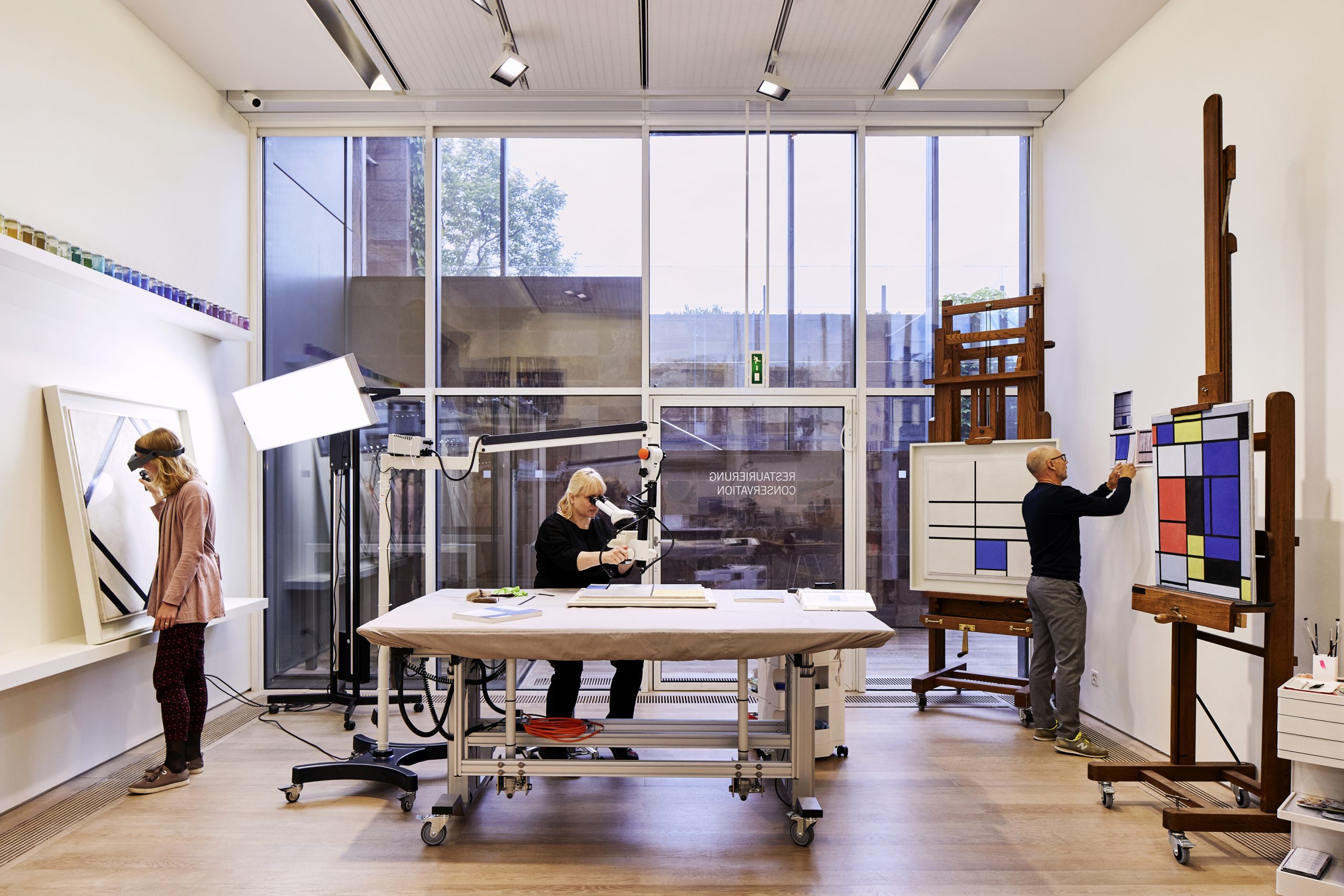 Das Restauratorenteam der Fondation Beyeler bei der Arbeit: Fondation Beyeler, Riehen / Basel, Sammlung Beyeler, © Mondrian / Holtzman Trust c/o HCR International Warrenton, VA USA; Foto: Mark Niedermann